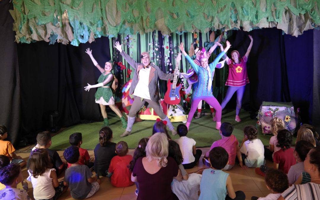Apresentação da peça teatral “Joaninha Douradinha”
